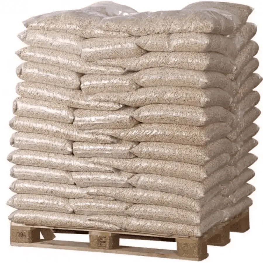 Holzpellets in transparenten Säcken auf einer Palette